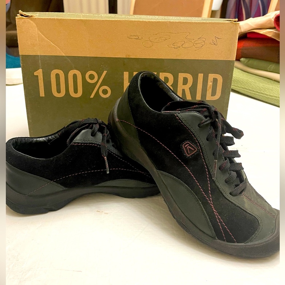 Keen Women’s Black Leather Lace-Up Walking Shoes.